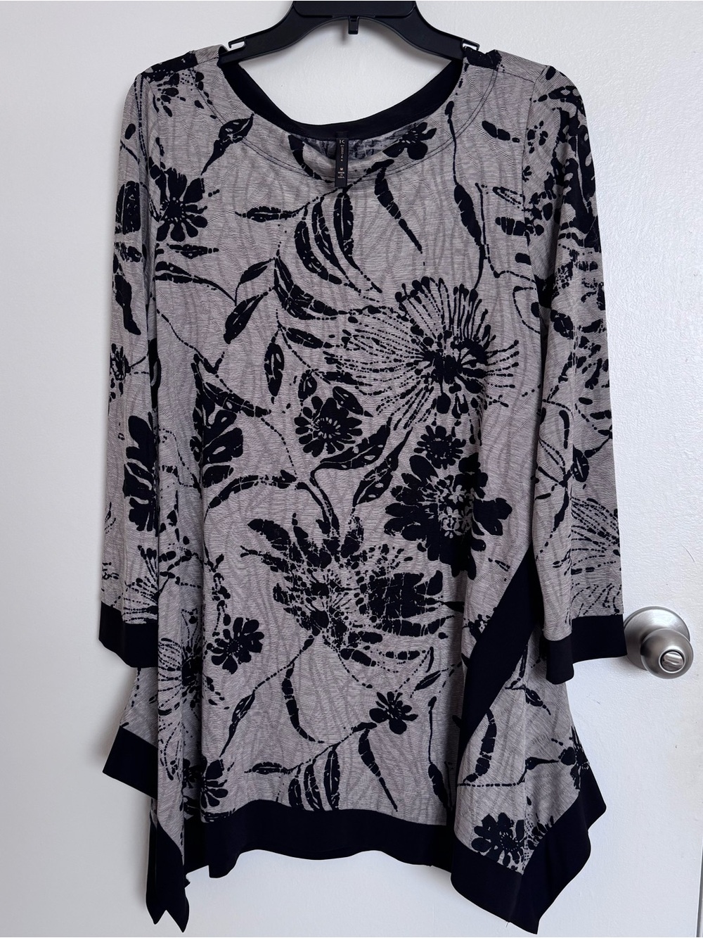 Connie Grey Tunic Top with Black Floral Print, M 🦋
